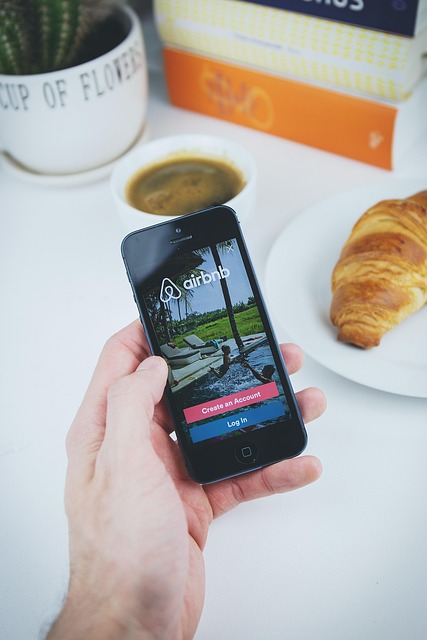 Kiedy Airbnb stało się biurem? Ewolucja 'Workation’ i jak mikroapartamenty podbijają serca cyfrowych nomadów (i portfele właścicieli)